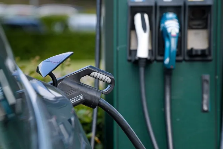 Offentlig ladestander med flere forskellige stiktyper — Type 2, CCS og CHAdeMO